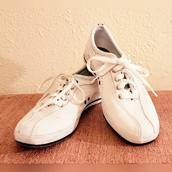 Keds White Leather Structured Low Top Tennis Shoes. These are classic shoes. 8.5 - Picture 13 of 13